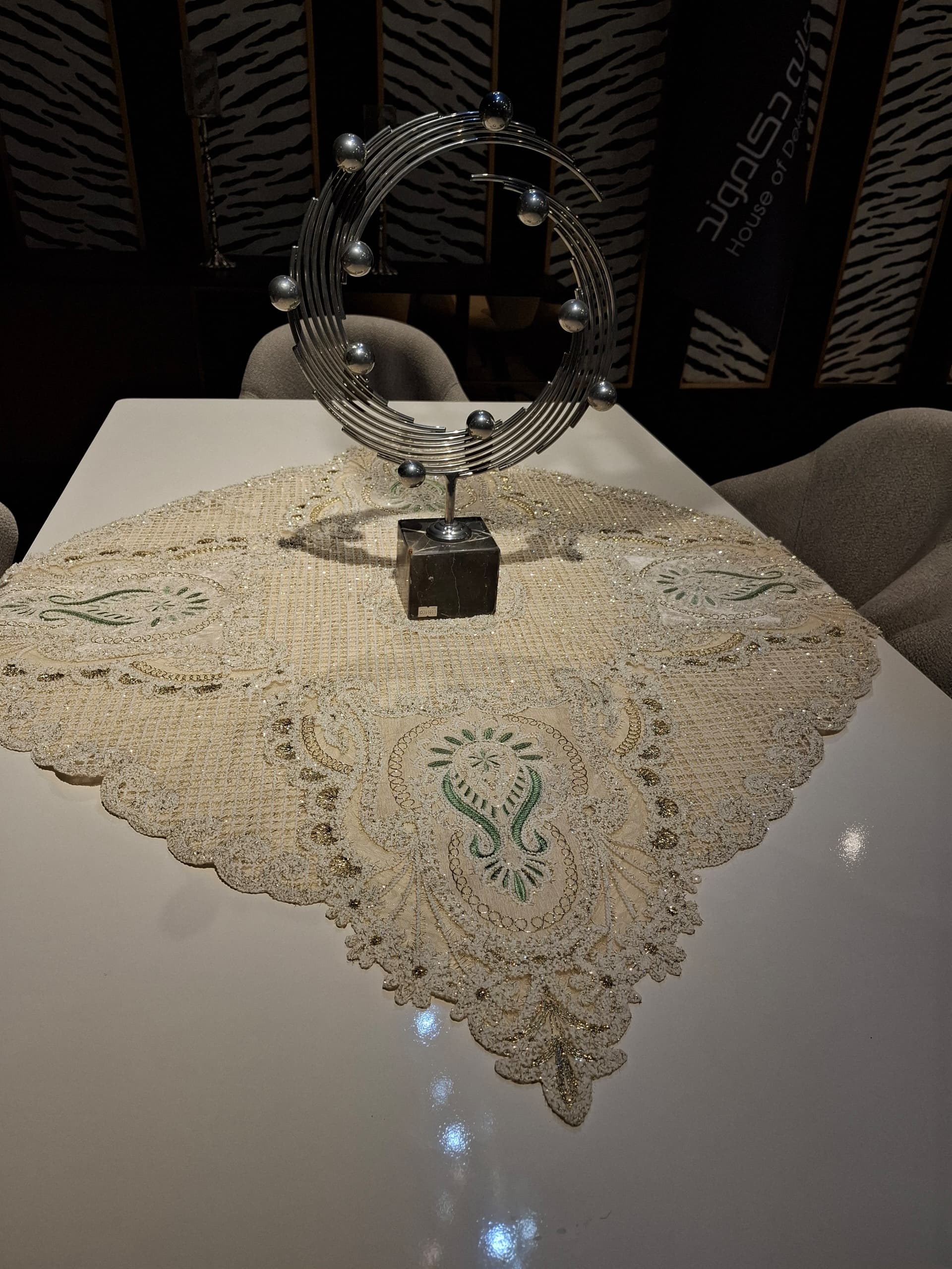 رومیزی مربع مدل لارا